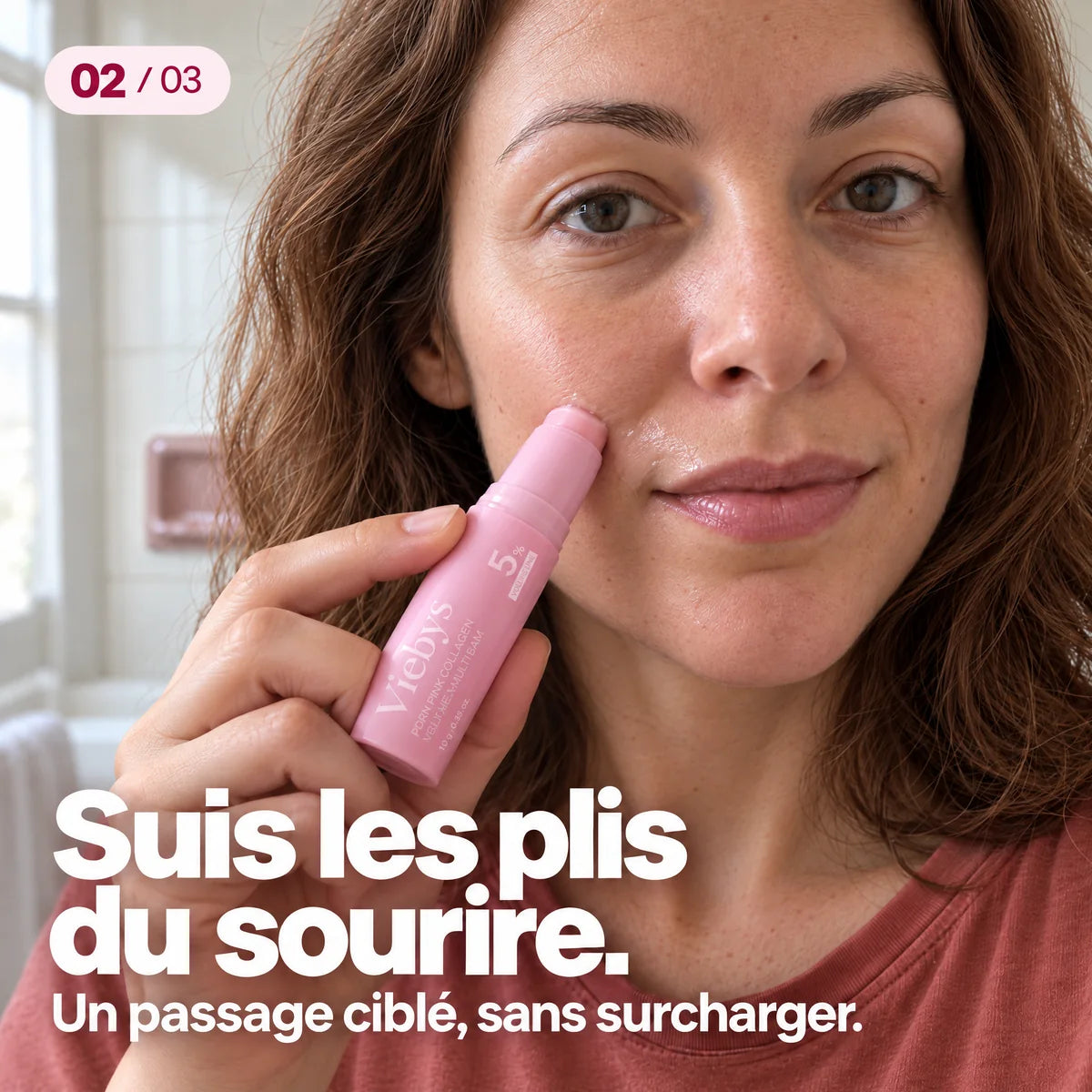 Étape 2 : appliquer le stick Volume Reset le long des plis du sourire, sans surcharger.