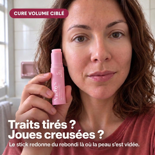 Stick Volume Reset Viebys présenté près de la joue : soin ciblé pour l’apparence des pommettes.